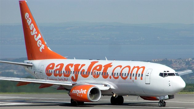 Letadlo spolenosti easyJet na letiti v Bristolu