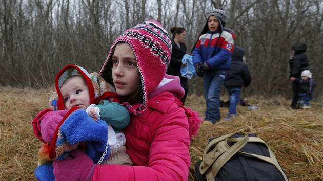 Kosovt Albnci nelegln pekrauj srbsko-maarsk hranice (6. nora 2015).