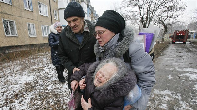 Obytn domy v Doncku tce pokodila stelba proruskch separatist i ukrajinsk armdy (Ukrajina, 9. nora 2015).