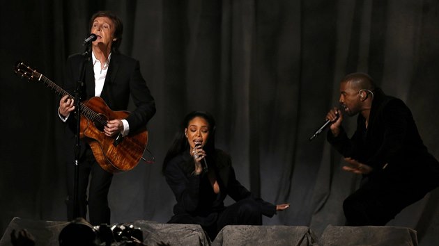 Paul McCartney, Rihanna a Kanye West s psn FourFiveSeconds (Grammy Awards, Los Angeles, 8. nora 2015)