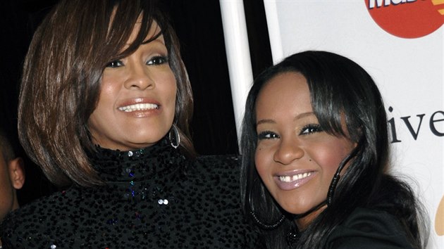 Whitney Houston a její dcera Bobbi Kristina Brownová (Los Angeles, 12. února 2011)