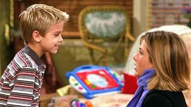 Cole Mitchell Sprouse a Jennifer Anistonov jako Ben a Rachel v serilu Ptel