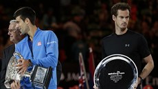 VÍTĚZ A PORAŽENÝ. Novak Djokovič se usmívá, Andy Murray je trochu zasmušilý.