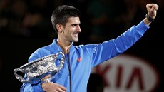 Spokojený Novak Djokovi oslavuje triumf na Australian Open.