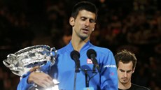 Novak Djokovi svírá trofej pro vítze a promlouvá k divákm.