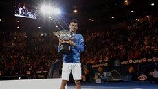 Novak Djokovi s trofejí pro vítze Australian Open.