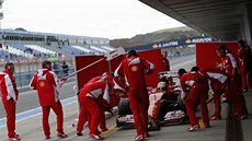 V péi mechanik je pi testování v Jerezu nováek v barvách Ferrari Sebastian...