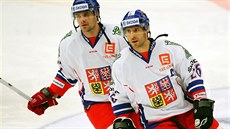 Martin Ruinský (vpravo) pi rozbruslení ped zápasem proti Rusku.