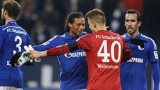 SPOKOJENOST. Fotbalisté Schalke slaví výhru nad Mönchengladbachem. Obejmout se...
