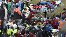 Záchranái na behu eky, kam se zítilo tchajwanské letadlo (4. února 2015).