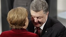 Angela Merkelová se vítá s Petrem Poroenkem na mnichovské konferenci (7. února...