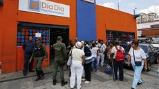 Lidé čekají fronty před venezuelským supermarketem Día Día (3. února 2015).