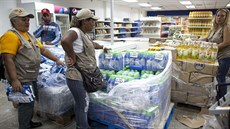 Venezuelští úředníci dohlíží na zboží v supermarketu Día Día (3. února 2015).