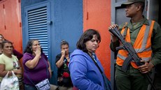 Voják dohlí�í na nákupy v supermarketu Día Día (3. února 2015).