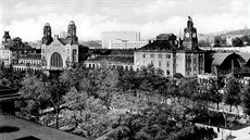 Historická budova hlavního nádraí v Praze na dobové fotografii