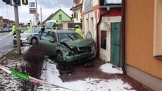 Policisté honili ujídjící Audi, v Dolních Mcholupech idi narazil do...