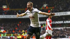 Harry Kane (vlevo), útočník Tottenhamu, slaví svůj druhý gól, který vstřelil v...