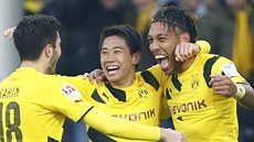 Fotbalisté Borussie Dortmund slaví gól v utkání proti Freiburgu.