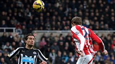 Peter Crouch (druhý zprava), útoník Stoke, stílí vyrovnávací gól na 1:1 v...