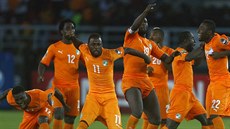 Fotbalisté Pobeí slonoviny oslavují vítzství v Africkém poháru národ.