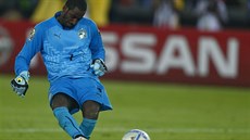 HRDINA. Boubacar Barry, branká Pobeí slonoviny, kope rozhodující penaltu v...