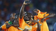 VÍTZNÉ SELFIE. Fotbalisté Pobeí slonoviny si poizují selfie fotografii...