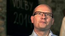 Bohuslav Sobotka sleduje pedbné volební výsledky ve tábu SSD v Praze. (11....