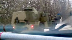 Ruský obrnnec GAZ-3937 Vodnik ve vojenské kolon na separatisty ovládaném...