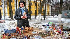 Prodavačka suvenýrů Natalija prodá u rjazaňského Kremlu v Rusku o dvacet...