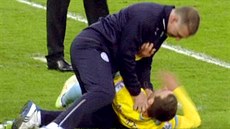 Trenér Nigel Pearson při škrcení fotbalisty Jamese McArthura.