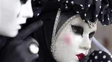 I �ernobílé masky mohou být bohaté na pohled. (7. února 2015)