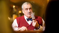 Karel Schwarzenberg pi besed ve Strakonicích pokuoval dýmku.