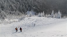 V nedli se v oblasti Velkého kotle utrhla lavina. Vrstva sesutého snhu mla...