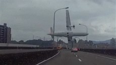 Řidič zachytil pád letadla v Tchaj-wanu.
