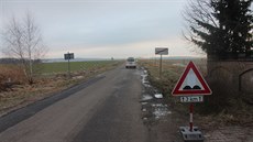 Zna�ení upozor�ující na nerovnosti na silnici, na které si �idi� po�kodil dv�...