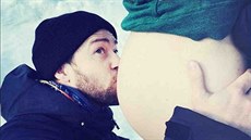 Justin Timberlake se pochlubil těhotenským břichem své ženy.