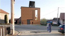 Kaple má vyr�st na pozemku uprost�ed obce.