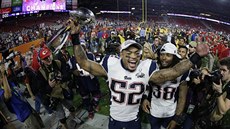 Jonathan Casillas (vlevo) a Brandon Bolden z týmu New England Patriots se...