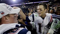 Quarterback Tom Brady (vpravo) se raduje se spoluhrái z triumfu New England...