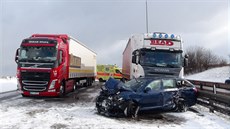 Po snhové peháce havarovalo v nedli 8. února  na Praském okruhu asi 50 aut.