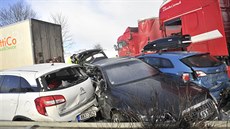 Hromadná nehoda desítek aut v ned�li 8. února na p�l dne zav�ela dálnici D1 u...