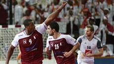 Katarský reprezentant Rafael Capote (vlevo) oslavuje svj gól ve finále...