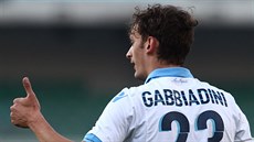 Neapolský fotbalista Manolo Gabbiadini slaví svůj gól v zápase s Chievem.