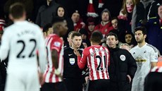 �ERVENÁ KARTA! Vyzkou�ejte si, zda víte, za co se dává. Tento snímek zachycuje situaci z francouzské ligy, instruktá�ní videa pocházejí i z pohárových bitev.