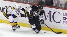 Sidney Crosby (vpravo) z Pittsburghu se pokouí uniknout Sheaovi Weberovi z...