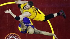 Kevin Love (ve lutém) z Clevelandu se prosazuje pes Roberta Sacreho z LA...