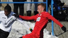 Mostecký fotbalista Lamine Fall krotí mí v utkání s Ústím.