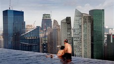 Bazén na st�e�e singapurského hotelu Marina Bay Sands