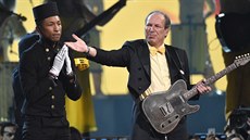 Pharrell Williams (vlevo) a legendární skladatel Hans Zimmer na 57. Grammy...
