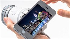 Mobilní telefon se k externímu fotoaparátu Olympus AIR A01 p�ipojuje na�ikmo.